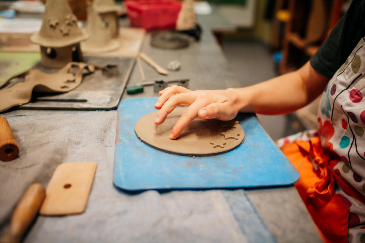 Tworzenie talerza w glinie. Pracownia ceramiczna prowadzona przez Warsztaty terapii zajęciowej „Ostoja” w Centrum Rehabilitacyjno- Terapeutycznym „Ostoja” we Wrocławiu